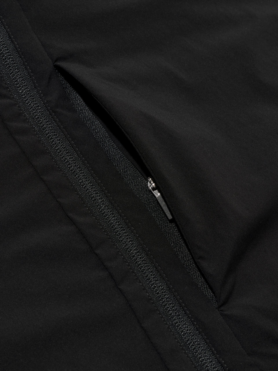 DRIVE Black golf wind jacket: concealed zip pocket detail