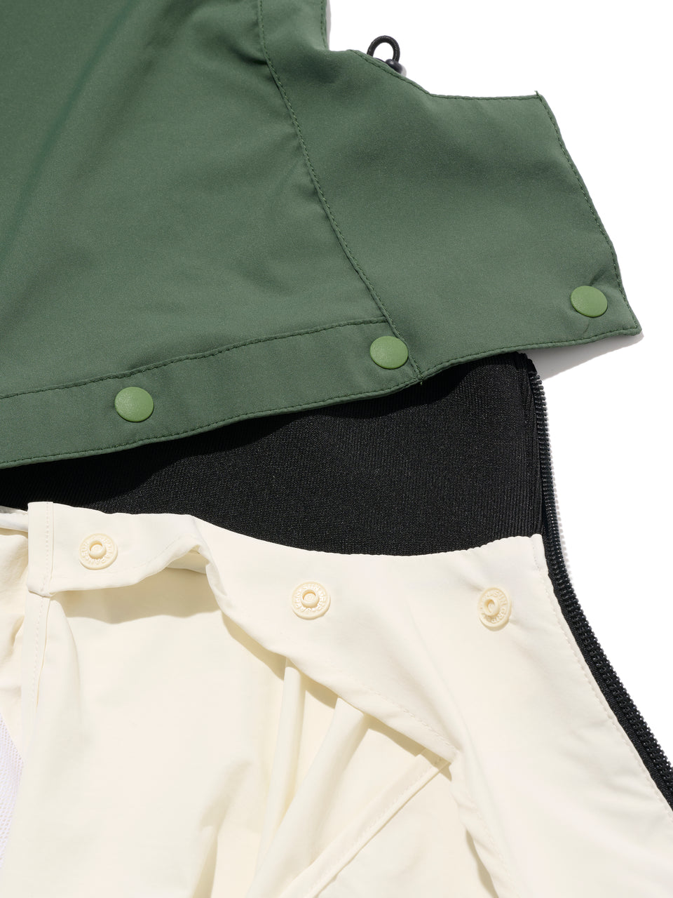 DRIVE Cream golf wind jacket: included green hood and collar snap attachment